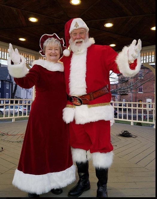 phoNAsantaparade_112025